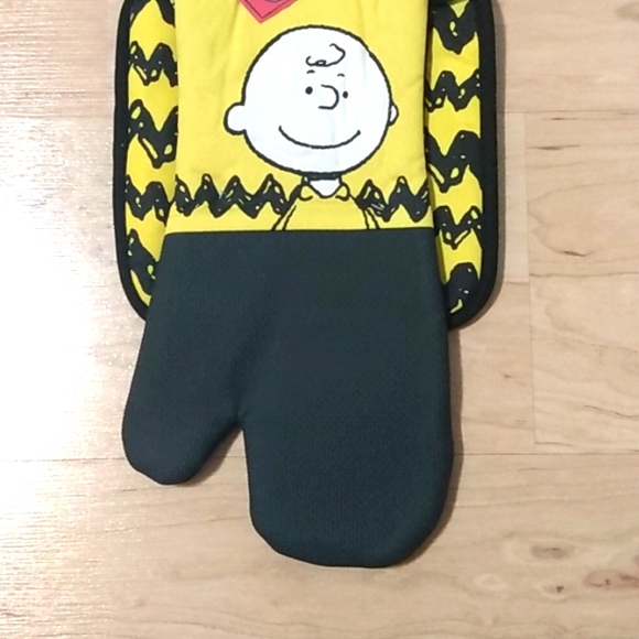 Peanuts Snoopy Charlie Brown Oversized Oven Mitt and Pot Holder Set - Picture 3 of 4